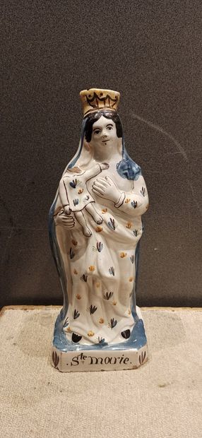 null 
Vierge portant l'Enfant Jésus sur le bras droit en faïence polychrome, " AVM...