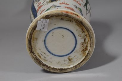 null CHINE

Vase en porcelaine à décor émaux polychrome de dragons bleu et vert enroulé.

H.:...