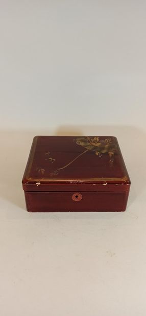 null WORK OF THE XIXth century. 

Red lacquer box decorated with a mother-of-pearl...