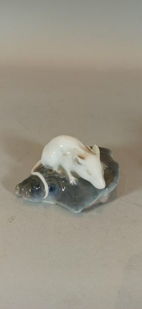 null COPENHAGUE

Deux sujets en porcelaine représentant une souris sur un poisson...