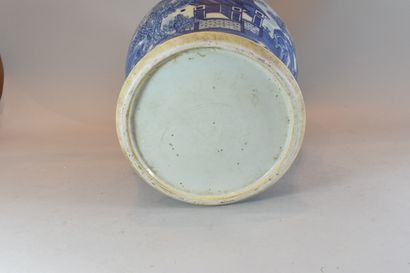 null Large covered porcelain vase with blue and white decoration

Accidents and missing...