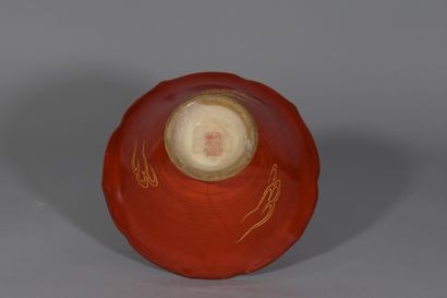 null JAPON

Coupe en céramique rouge à décor de dragons 

D: 16 cm