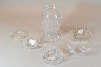 null Lot of glassware including a vase and five ashtrays

Vase: H.: 18 cm - D.: 10,5...