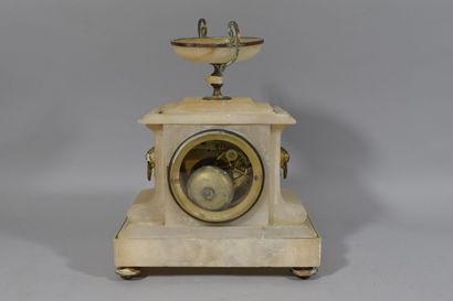 null An alabaster clock topped by a cup 19th century 

Misses and accidents

H: 26...