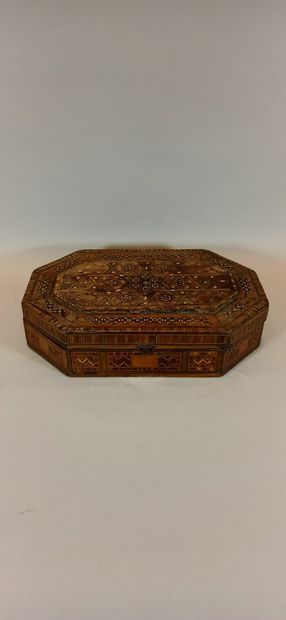 null FOREIGN WORK

Octagonal inlaid wood box 

H. 7 cm - W. 32,5 cm - D. 20,7 cm

Accidents...