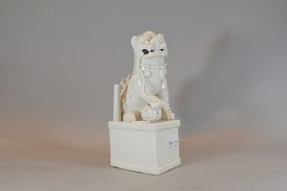 null Ceramic chimera seated and resting its paw on the power ball



H. 11 cm; W....