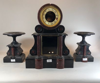 null Black and red marble and metal mantelpiece.

H.: 48 cm - W.: 37 cm - D.: 14...