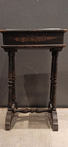 null Petite table en bois noirci 

Napoléon III