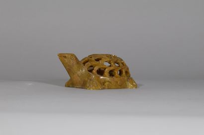null Hard stone statuette representing a turtle 

H.: 4 cm - L.: 10 cm