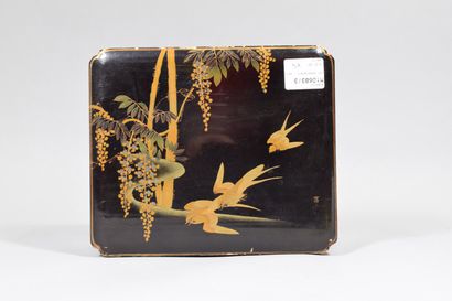 null 
Lot including: lacquer box and two bookends









- Two bird bookends. Accident...