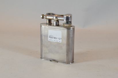 null DUNHILL 

Table lighter in silver plated metal

Slight oxidation. Functioning...