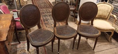 null Six chaises en boix naturel recouverte de cuir repoussé 

Style Louis XVI, vers...