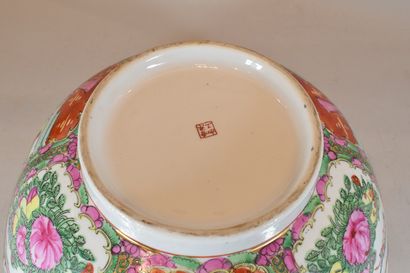 null CHINE

Coupe en porcelaine emaillée 

H.: 16 cm; D.: 36 cm