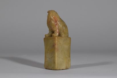 null Nephrite seal, Dog of Po grip. 

H. 76 mm