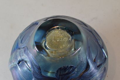  LUZORO 
Vase en pâte de verre bleu avec un décor d'applications 
 
H. 11,5 cm