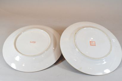 null Lot de porcelaines diverses comprenant: 

- 1 saladier, 

- 1 bol 

- 1 repose...