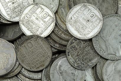 null Lot de 100 monnaies francaises en argent du XXe siècle : 

- 2 x 2 francs Semeuse...