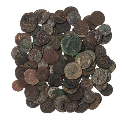 null Lot de 112 monnaies.

Petits bronzes d'époque Constantinienne, et du début de...