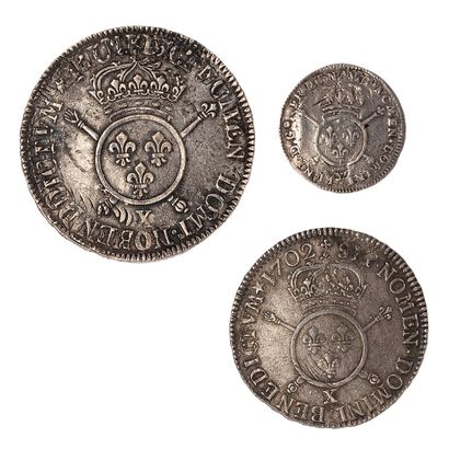 null Louis XIV (1643-1715)

Lot de 3 monnaies réformées : 

- Ecu aux Insignes 1702...
