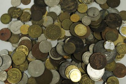 null Important lot de monnaies principalement Françaises en métaux communs et quelques...