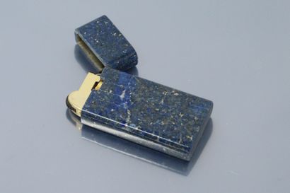 null Briquet en lapis lazuli et métal doré. 

Dimensions : 6 x 2.5 cm.