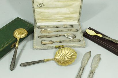  Set of nine silver flatware including : a silver vermeil spoon with a handle decorated...