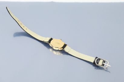 null LIP 

Ladies' wristwatch, 18k (750) yellow gold case, cream dial and baton markers....