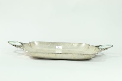 null Silver tray with high rim, the handles formed by jadeite rings framed by scrolls.

Portuguese...