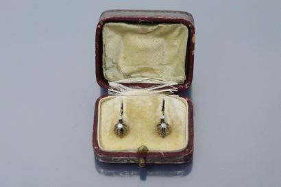  A pair of 18K (750) yellow gold earrings, each with a small pearl. 
Eagle's head...