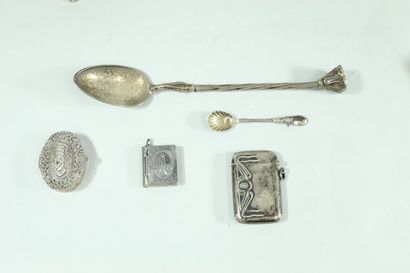  Lot of silverware including : 
- 1 pepper pot with rocaille pattern 
- 1 mustard...