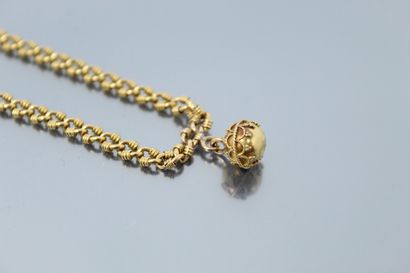 null 18k (750) yellow gold bracelet holding a charm. 

Safety chain. 

Gross weight:...