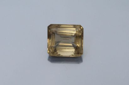 null Rectangular smoky quartz with cut sides on paper. 

Weight : 122.40 cts.
