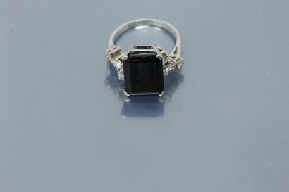 null 18k (750) white gold ring set with a rectangular green tourmaline with four...