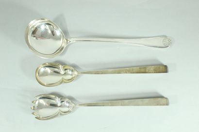 null 
Set of metal cutlery including :

- a salad set

- a ladle
