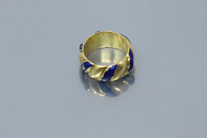 null 18k (750) yellow gold ring with twisted ribs, partly enamelled (acc. and missing).

Finger...