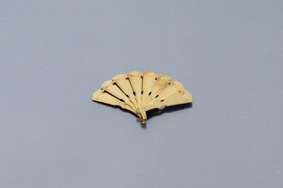null 18k (750) yellow gold fan pendant enamelled with ESPANA and Spanish symbols.

Gross...