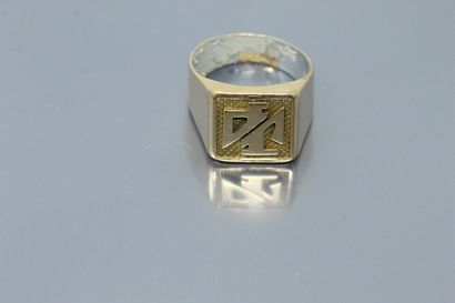 null Chevalière in 18k (750) yellow gold, engraved JP.

Aluminium foil glued to reduce...