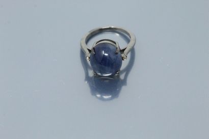 null Silver ring with a sapphire cabochon. 

Weight of the sapphire : 11.20 cts....