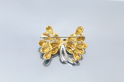 null 18K (750) yellow and white gold "knot" brooch with blue and green enamel, partially...