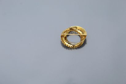  18k (750) yellow gold brooch with a laurel wreath set in a crown. 
Diameter : 34...