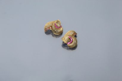  Paire de clips d'oreilles en or jaune 18K (750) ajourés et torsadés, sertis de pierres...