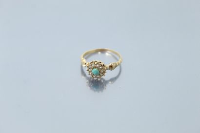 null 18k (750) yellow gold ring set with a turquoise stone and small pearls. 

Finger...
