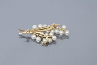 null 14k (585) yellow gold brooch featuring a mistletoe brooch.

Height : 6 cm. 6...