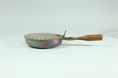 null 
Set including a salad bowl and a covered metal pan. 









Gross weight:...