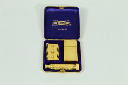  WALLET 
Shaving set in gold-plated metal including a razor in two parts and a blade...