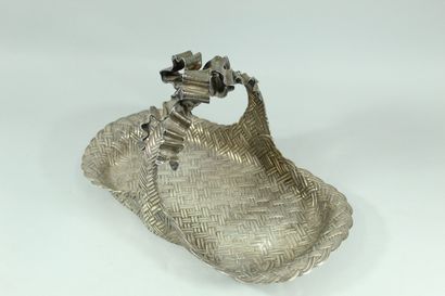 null Large silver basket with simulated braid decoration and a ribbon on the handle.



Weight...