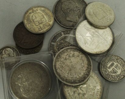 null Important lot de monnaies principalement Françaises en métaux communs et quelques...