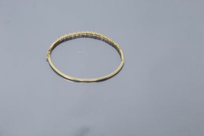 null Bracelet rigide ouvrant en or jaune 14k (585) orné de diamants.

Diam. : 6.3...