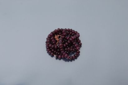  Perles de rubis enfilés sur un fils rose. Sans fermoir. 
Poids brut : 28.53 g.