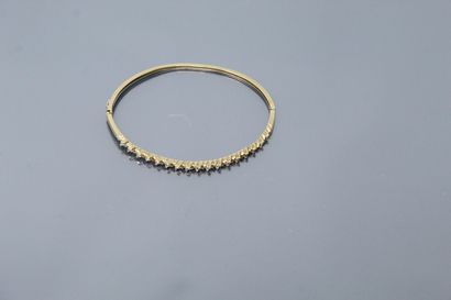 null Rigid opening bracelet in 14k (585) yellow gold with diamonds.

Diameter : 6.3...